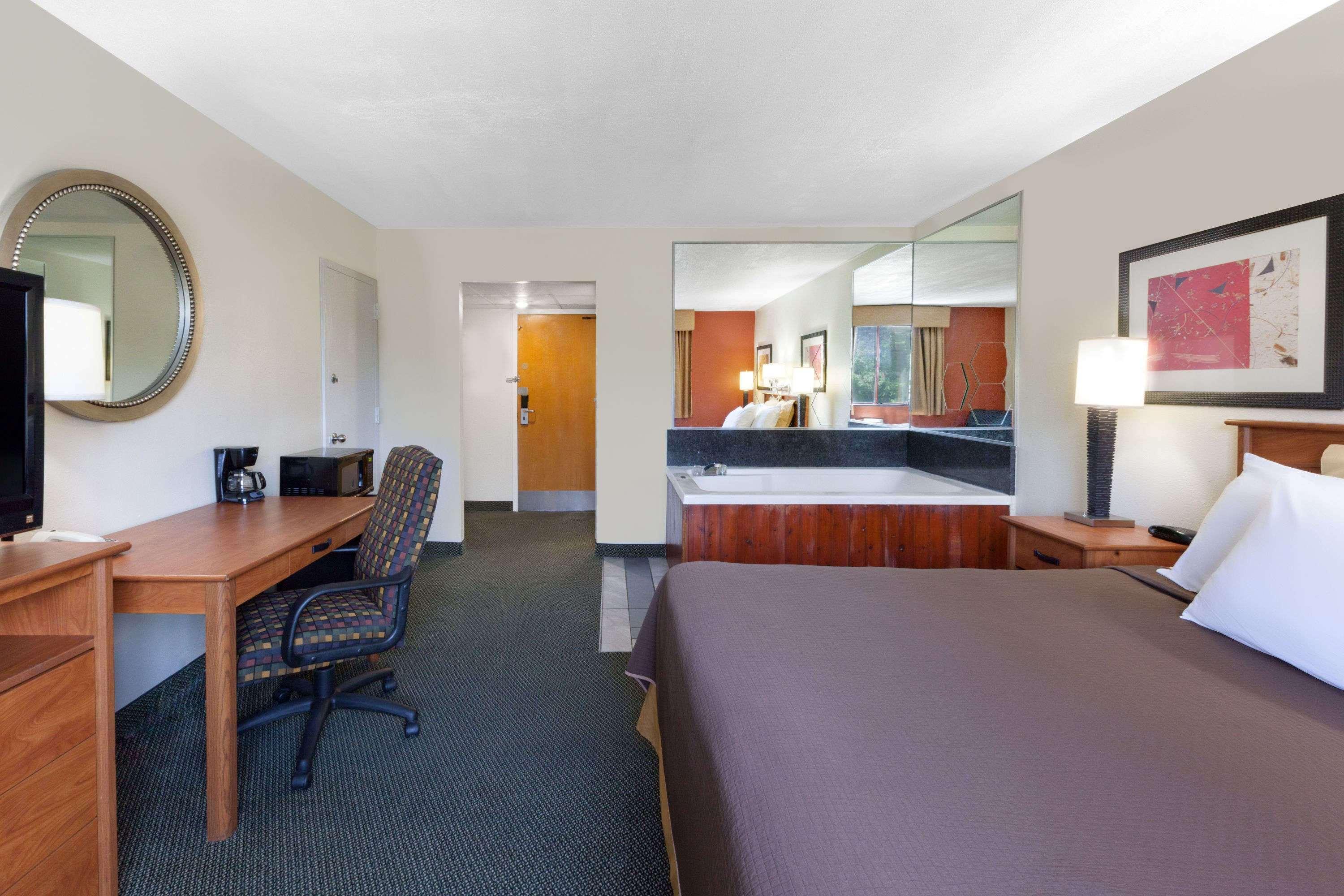 Travelodge By Wyndham Jackson Exterior photo